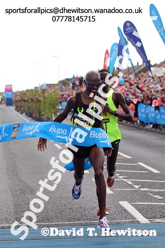 Mo Farah wins the mens 2014 BUPA Great North Run. Photo: David T. Hewitson/Sports for All Pics